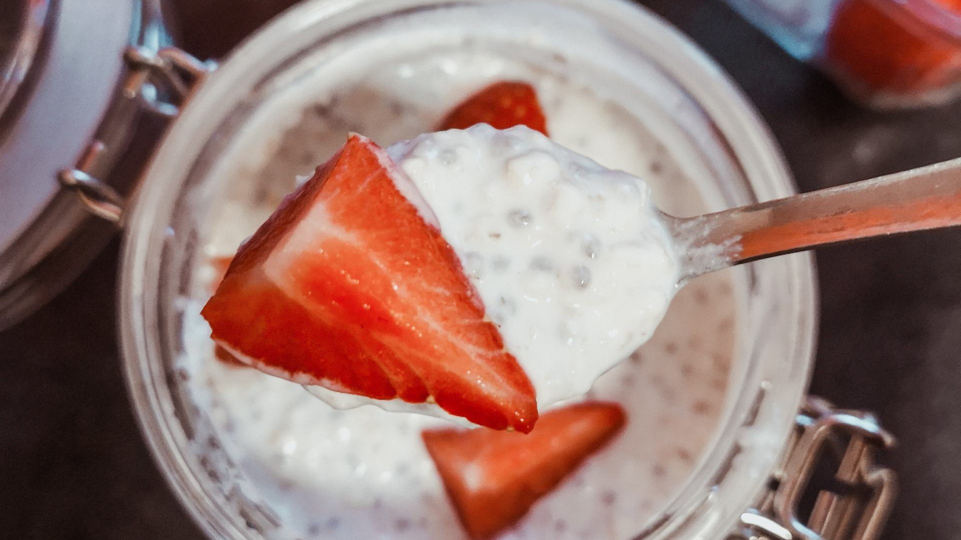 Strawberry Cheesecake Overnight Oats in a jar